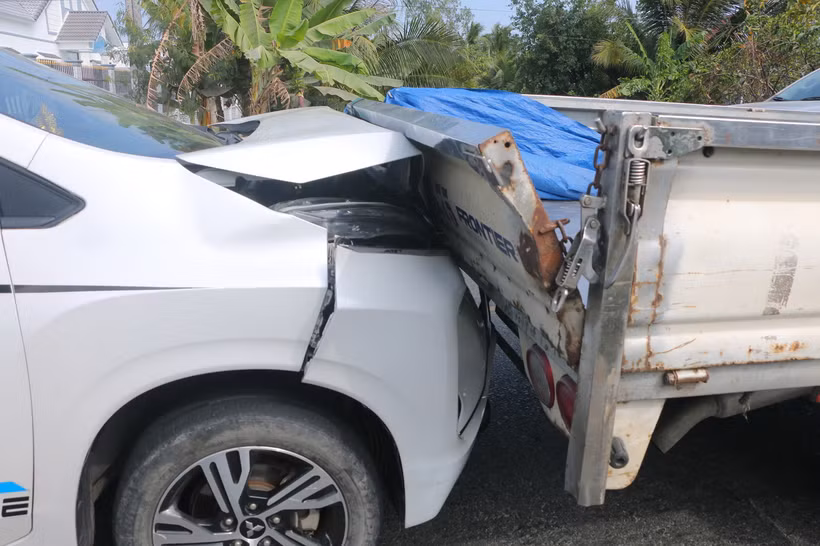 Vụ va chạm làm các xe bị hư hỏng nặng. (Ảnh Tuấn Phi/TTXVN)