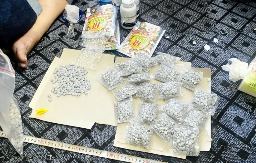 Tang vật mà lực lượng chức năng thu được khi bắt quả tang đối tượng Nguyễn Hùng Anh. (Ảnh: TTXVN phát)