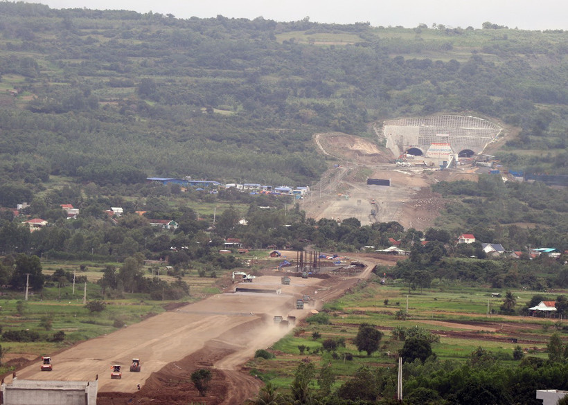 Cao tốc Bắc-Nam (đoạn qua địa phận huyện Tuy An) đã cơ bản được hình thành. (Ảnh: Xuân Triệu/TTXVN)