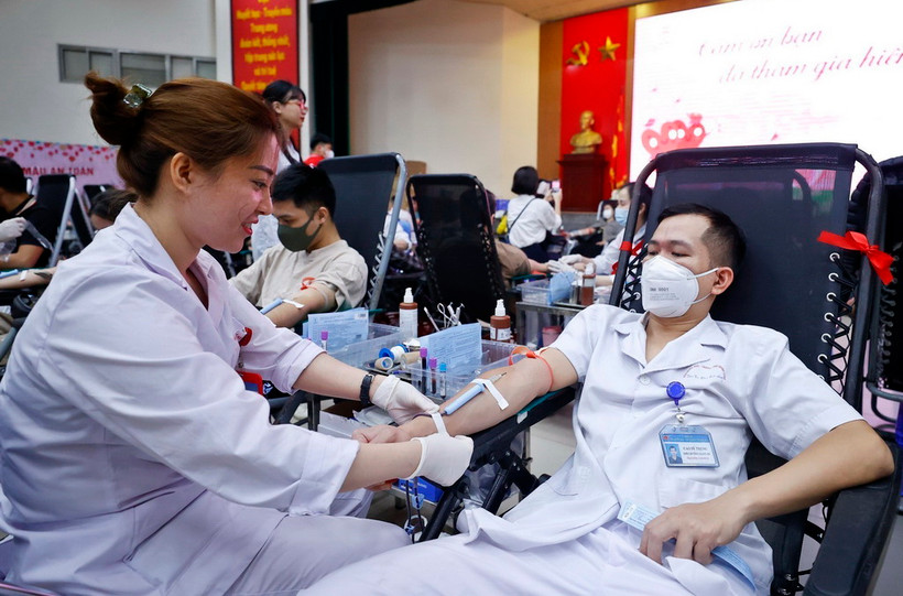 Cán bộ, nhân viên của Viện Huyết học-Truyền máu Trung ương tham gia hiến máu tình nguyện. (Ảnh: Minh Quyết/TTXVN)