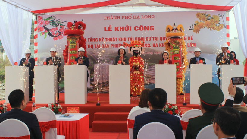 Các đại biểu nhấn nút khởi công dự án. (Nguồn: Báo Quảng Ninh)