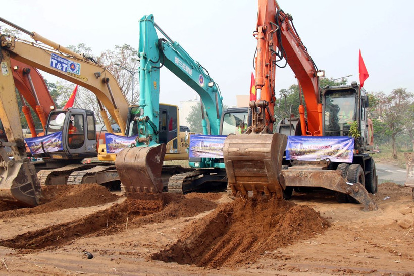 Thi công dự án mở rộng Quốc lộ 50. (Nguồn: TTXVN)