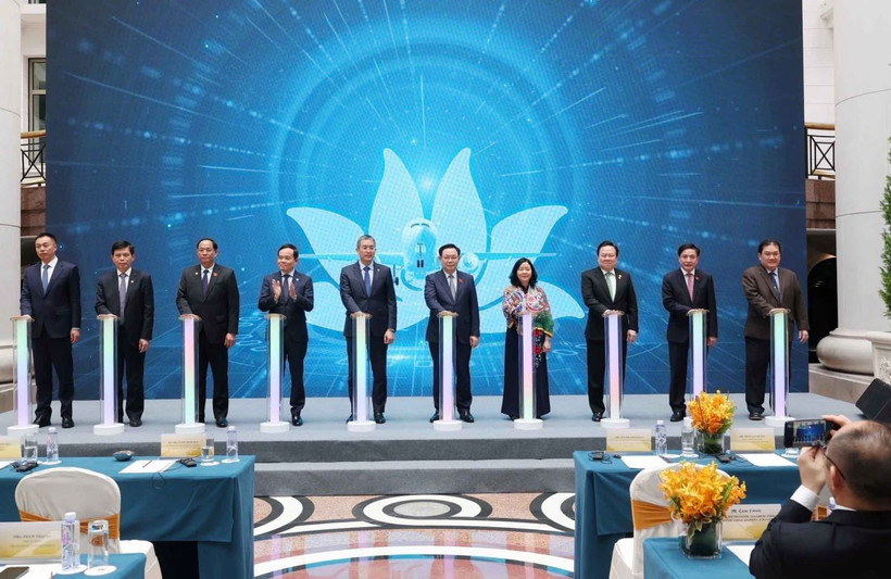 Chủ tịch Quốc hội Vương Đình Huệ và các đại biểu thực hiện nghi thức chào mừng chuyến bay thứ 100.000 của Vietnam Airlines tới Trung Quốc. (Ảnh: Nhan Sáng/TTXVN)