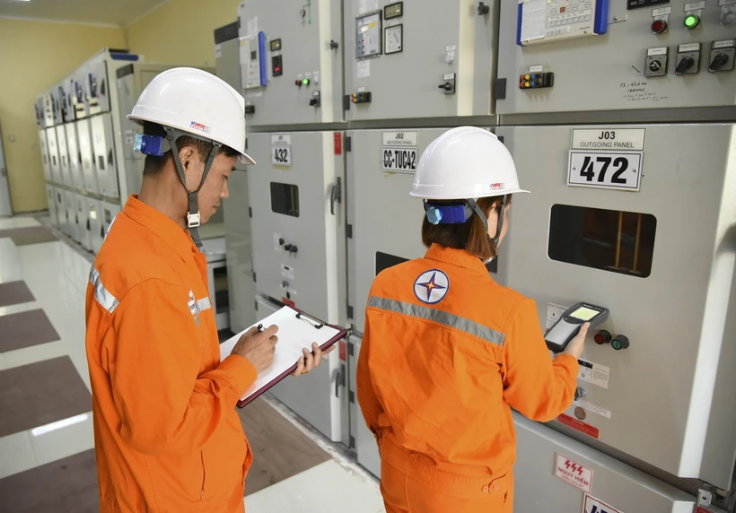 Công nhân điện lực kiểm tra chỉ số côngtơ. (Nguồn: TTXVN)