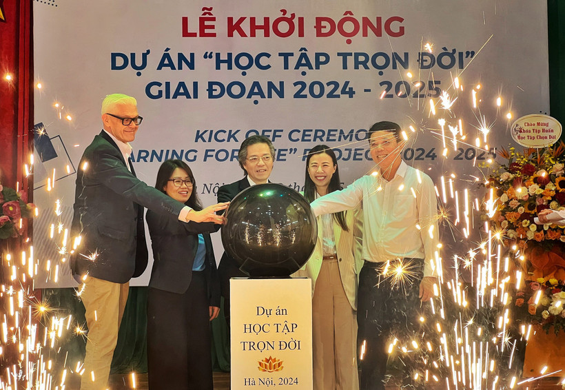 Đại diện các đơn vị triển khai dự án "Học tập trọn đời" ấn nút khởi động tại Hà Nội. (Ảnh: Mai Mai/Vietnam+)