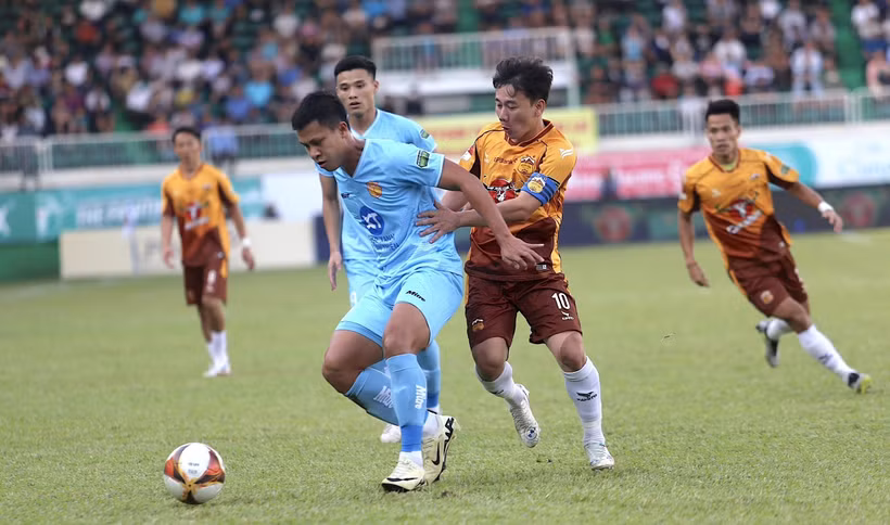 Đội đầu bảng Thép Xanh Nam Định (áo xanh) chia điểm với LPBank Hoàng Anh Gia Lai ở vòng 18 V-League 2023/24. (Ảnh: Quang Thái/TTXVN)
