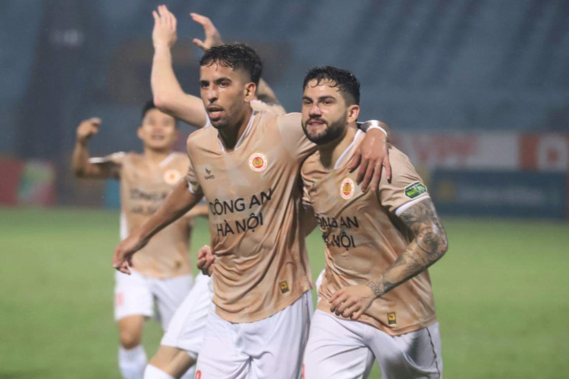 Jeferson Elias (phải) có ngày thi đấu chói sáng khi ghi cả ba bàn thắng giúp Công an Hà Nội giành chiến thắng 3-1 trước Khánh Hòa. (Ảnh: Việt Anh/Vietnam+)