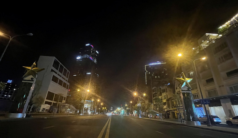 Nhiều bảng quảng cáo trang trí và các khu vực công cộng trên đường Lê Lai (quận 1, Thành phố Hồ Chí Minh) đã tắt hoặc giảm 50% công suất hệ thống chiếu sáng để tiết kiệm điện. (Ảnh: Thanh Vũ/TTXVN)