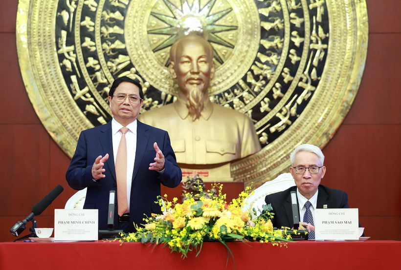 Thủ tướng Phạm Minh Chính phát biểu khi đến thăm cán bộ, nhân viên Đại sứ quán Việt Nam tại Trung Quốc. (Ảnh: Dương Giang/TTXVN)