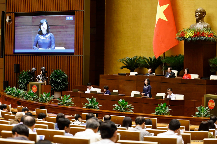 Bộ trưởng Bộ Y tế Đào Hồng Lan giải trình, làm rõ một số vấn đề đại biểu Quốc hội nêu. (Ảnh: Doãn Tấn/TTXVN)