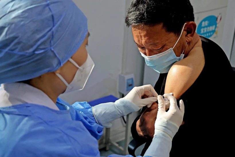 Nhân viên y tế tiêm vaccine ngừa bệnh cúm cho người dân tại tỉnh Giang Tô, Trung Quốc. (Ảnh: AFP/TTXVN)