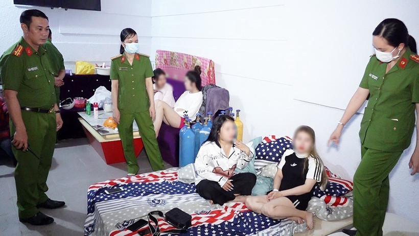 Lực lượng chức năng bắt quả tang các đối tượng đang sử dụng ma túy trong phòng trọ. (Ảnh: TTXVN phát)