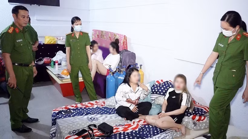 Lực lượng chức năng bắt quả tang các đối tượng đang sử dụng ma túy trong phòng trọ. (Ảnh: TTXVN phát)