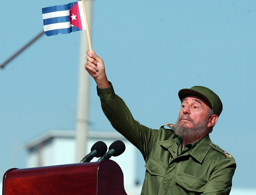 Lãnh tụ Cuba Fidel Castro phát biểu trước hàng nghìn người dân bên ngoài Văn phòng đại diện quyền lợi của Mỹ ở La Habana (Cuba) ngày 21/6/2004. (Nguồn: EPA/TTXVN)