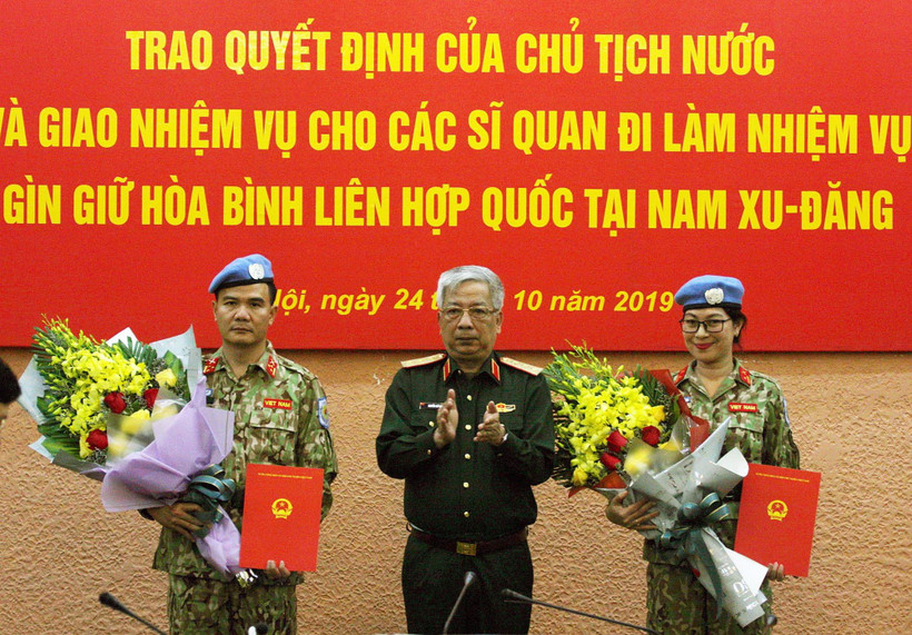 Thượng tướng Nguyễn Chí Vịnh, Thứ trưởng Bộ Quốc phòng, Trưởng Ban Chỉ đạo Bộ Quốc phòng trao Quyết định của Chủ tịch nước cho 2 sỹ quan tham gia hoạt động gìn giữ hòa bình Liên hợp quốc tại Nam Sudan. (Ảnh: Nguyễn Dân/TTXVN)