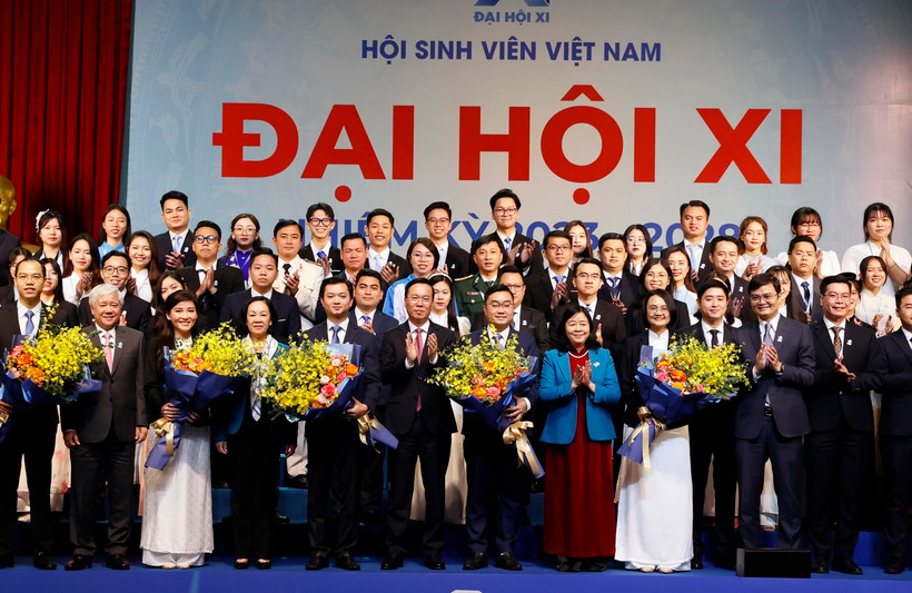 Chủ tịch nước Võ Văn Thưởng cùng các lãnh đạo Đảng và Nhà nước chúc mừng Ban Chấp hành Hội Sinh viên Việt Nam khóa XI. (Ảnh: Thống Nhất/TTXVN)