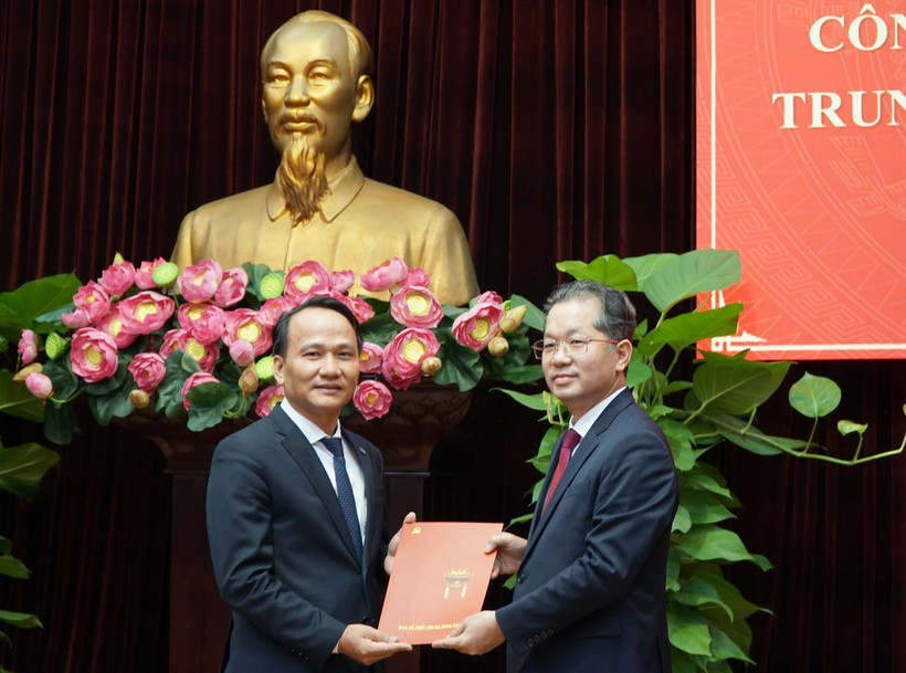 Ủy viên Trung ương Đảng, Bí thư Thành ủy Đà Nẵng Nguyễn Văn Quảng (phải) trao Quyết định của Ban Bí thư Trung ương Đảng chuẩn y ông Nguyễn Đình Vĩnh giữ chức Phó Bí thư Thành ủy Đà Nẵng. (Ảnh: Quốc Dũng/TTXVN)
