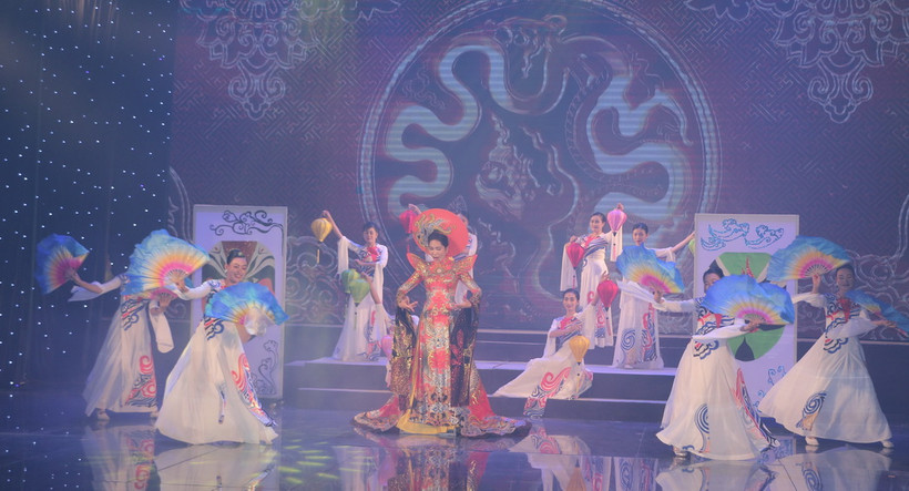 Tiết mục 'Thương ca điệu tài tử' do nghệ sỹ Như Huỳnh và Vũ Đoàn biểu diễn. (Ảnh: Tuấn Kiệt/TTXVN)