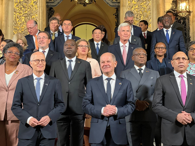 Phó Thủ tướng Hồ Đức Phớc (đứng giữa phía trên Thủ tướng Đức Olaf Scholz) chụp ảnh với các nhà lãnh đạo chính phủ và nhà nước tham dự Hội nghị Hamburg về Phát triển bền vững (HSC). (Ảnh: Phương Hoa/TTXVN)