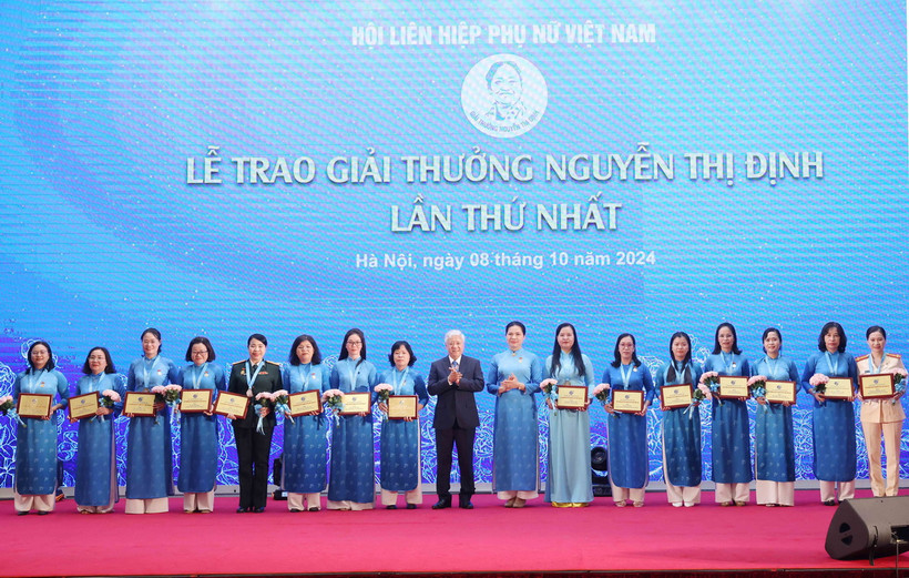 Chủ tịch Ủy ban Trung ương Mặt trận Tổ quốc Việt Nam Đỗ Văn Chiến và Chủ tịch Hội Liên hiệp Phụ nữ Việt Nam Hà Thị Nga trao Giải thưởng Nguyễn Thị Định cho các cá nhân tiêu biểu. (Ảnh: Phương Hoa/TTXVN)