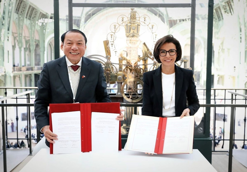 Bộ trưởng Bộ Văn hóa, Thể thao và Du lịch Nguyễn Văn Hùng và Bộ trưởng Bộ Văn hóa Cộng hòa Pháp Rachida Dati ký Chương trình hợp tác văn hóa giai đoạn 2024-2028 giữa Bộ Văn hóa, Thể thao và Du lịch Việt Nam và Bộ Văn hóa Pháp. (Ảnh: TTXVN phát)