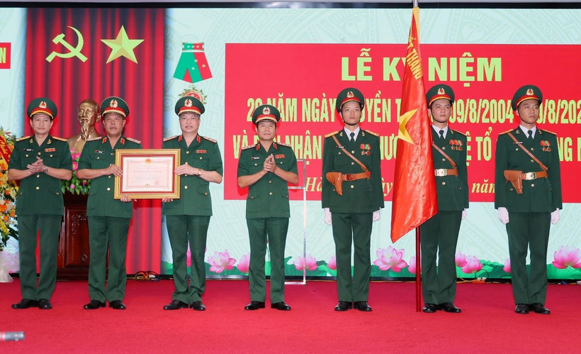 Thượng tướng Nguyễn Tân Cương, Tổng Tham mưu trưởng Quân đội Nhân dân Việt Nam, Thứ trưởng Bộ Quốc phòng trao Huân chương Bảo vệ Tổ quốc hạng Nhất cho Cục Cứu hộ-Cứu nạn. (Ảnh: Trọng Đức/TTXVN)