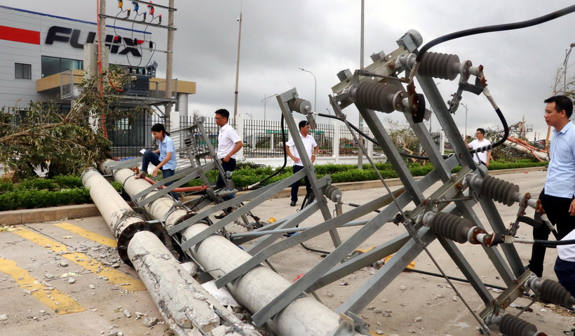 Cột điện ở Khu công nghiệp Sông Khoai ở Quảng Ninh bị đổ gãy do bão số 3. (Ảnh: Văn Đức/TTXVN)