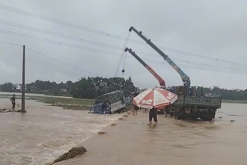 Một xe tải 1,5 tấn bị dòng nước lũ cuốn trôi khi lưu thông qua đập tràn Thành Tiến-Thành Long, huyện Thạch Thành, tỉnh Thanh Hóa. (Ảnh: TTXVN phát)