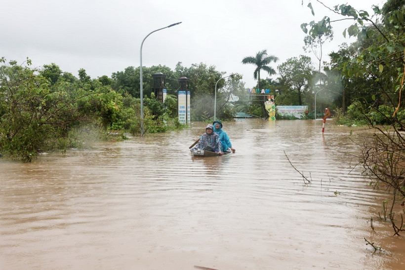 Người dân di chuyển bằng thuyền do ngập nặng. (Ảnh: Trần Việt/TTXVN)