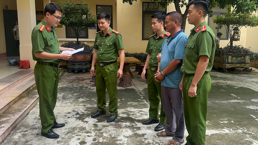 Lực lượng công an đọc lệnh bắt giữ khẩn cấp ông Ngô Văn Cao, Giám đốc Công ty TNHH Thương mại Hưng Cao. (Ảnh: TTXVN phát)