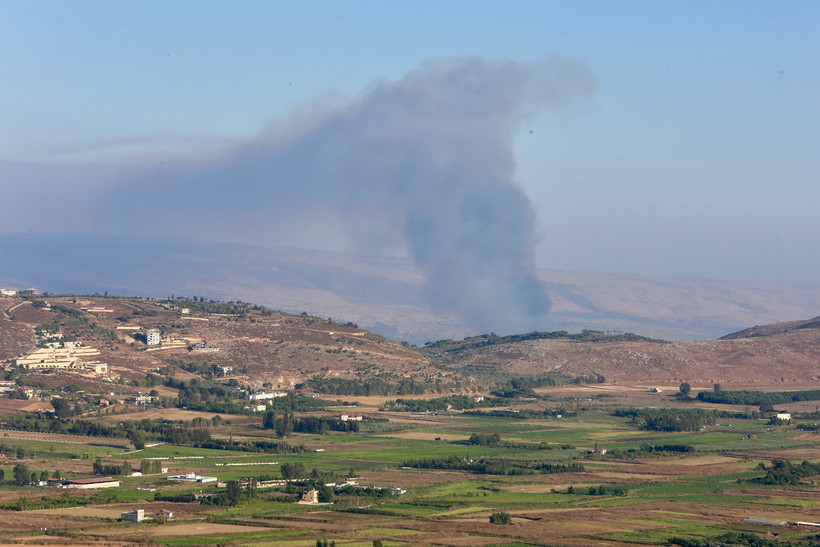 Khói bốc lên sau cuộc tấn công của lực lượng Hezbollah từ Liban xuống Beit Hillel, miền Bắc Israel ngày 30/7/2024. (Ảnh: THX/TTXVN)