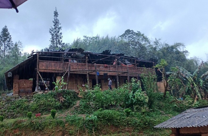 Một nhà dân ở thôn Cẩu Pì Chải, xã Thào Chư Phìn bị tốc mái. (Ảnh: TTXVN phát)