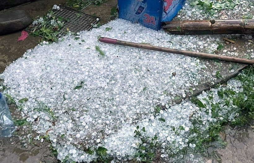 Mưa to kèm theo mưa đá tại xã Chiềng Khay. (Ảnh: TTXVN phát)