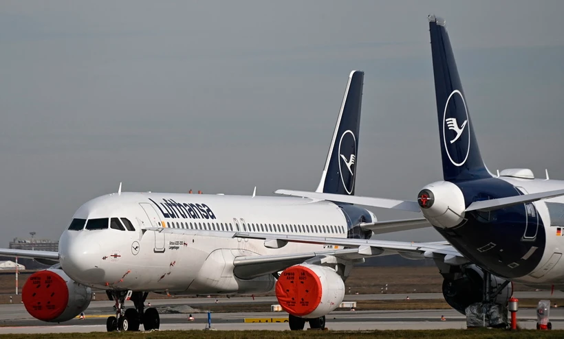 Máy bay của Hãng Hàng không Lufthansa tại sân bay ở Schoenefeld, gần Berlin, Đức. (Ảnh: AFP/TTXVN)