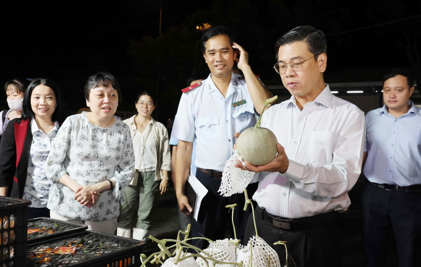 Ông Nguyễn Văn Dũng, Phó Chủ tịch Ủy ban Nhân dân Thành phố Hồ Chí Minh kiểm tra tại chợ đầu mối Bình Điền. (Ảnh: Đinh Hằng/TTXVN)