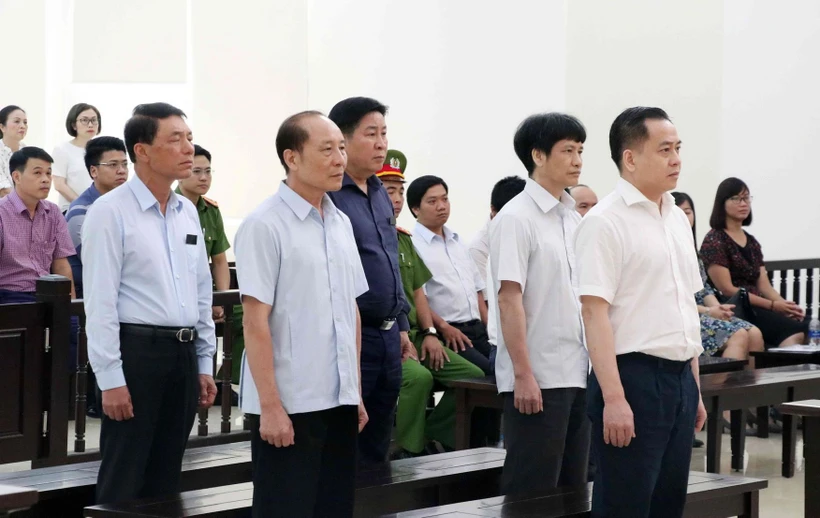 Các bị cáo nghe Hội đồng xét xử tuyên án. (Ảnh: Văn Điệp/TTXVN)