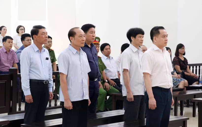 Các bị cáo nghe Hội đồng xét xử tuyên án. (Ảnh: Văn Điệp/TTXVN)