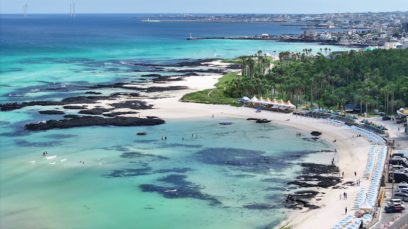 Khách du lịch tại bãi biển Hamdeok trên đảo Jeju, Hàn Quốc. (Ảnh: Yonhap/TTXVN)