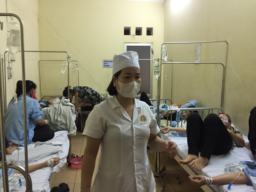 Các bệnh nhân ngộ độc nhập viện tại bệnh viện Quân y 7. (Ảnh: Hiền Anh/TTXVN)