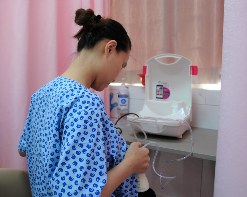 Sản phụ tình nguyện hiến sữa cho Ngân hàng sữa mẹ. (Ảnh: Đinh Hằng/TTXVN)