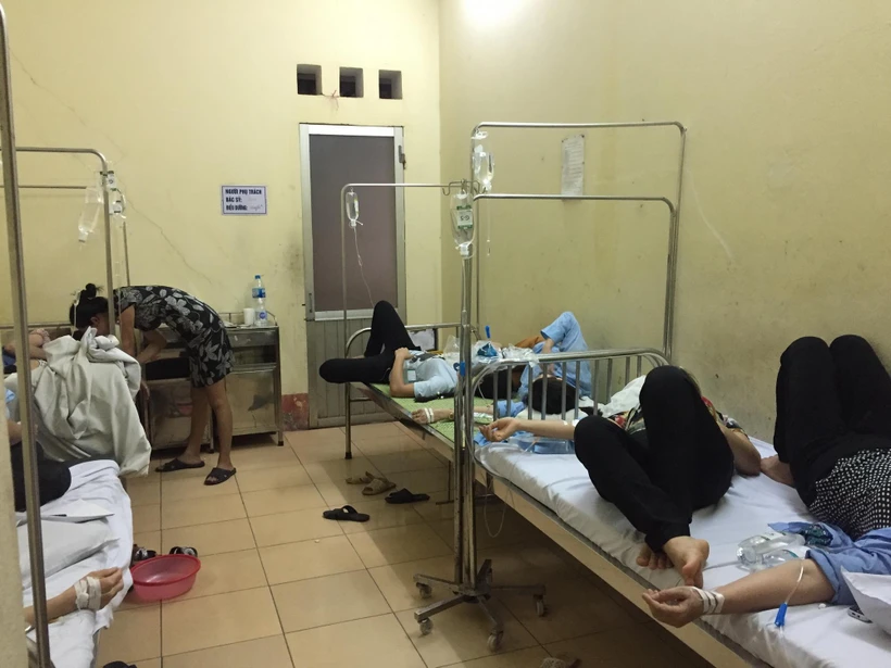 Các bệnh nhân nằm điều trị tại bệnh viện. (Ảnh: Hiền Anh/TTXVN)