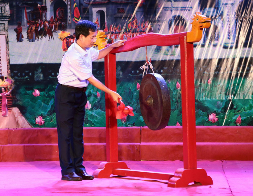 Chủ tịch UBND thành phố Hưng Yên Nguyễn Tuấn Cường đánh cồng chiêng khai mạc Lễ hội văn hóa dân gian Phố Hiến năm 2019. (Ảnh: Phạm Kiên/TTXVN)