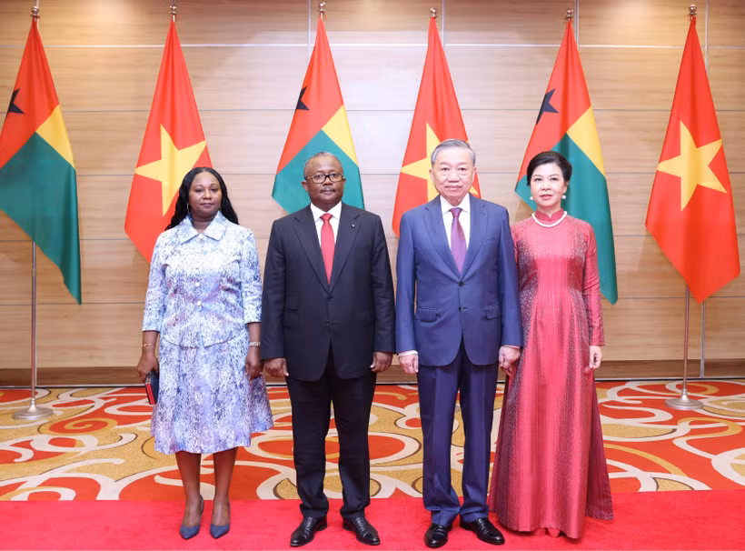 Tổng Bí thư, Chủ tịch nước Tô Lâm và Phu nhân với Tổng thống Cộng hòa Guinea-Bissau Umaro Sissoco Embaló và Phu nhân dự tiệc chiêu đãi. (Ảnh: TTXVN)