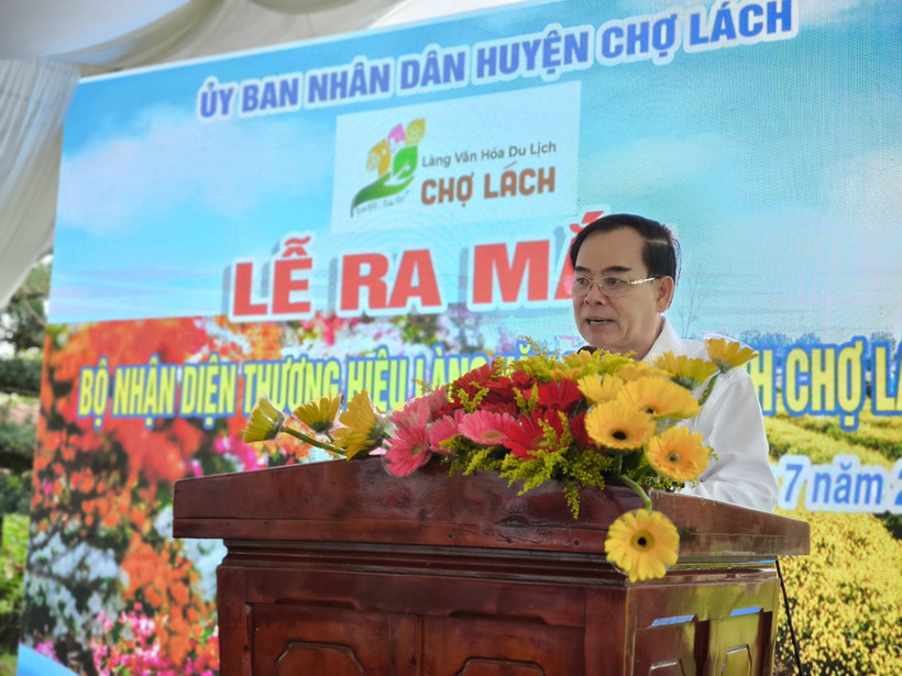 Chủ tịch Ủy ban Nhân dân tỉnh Bến Tre Trần Ngọc Tam phát biểu tại buổi lễ. (Ảnh: Huỳnh Phúc Hậu/TTXVN)