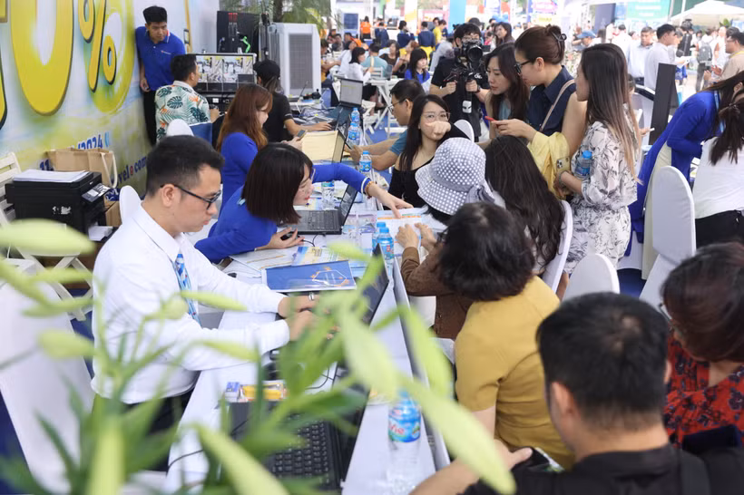 Rất đông khách tham quan đến tìm hiểu thông tin và mua tour tại gian hàng của Vietravel trong ngày khai mạc Hội chợ. (Ảnh: Mai Mai/Vietnam+)