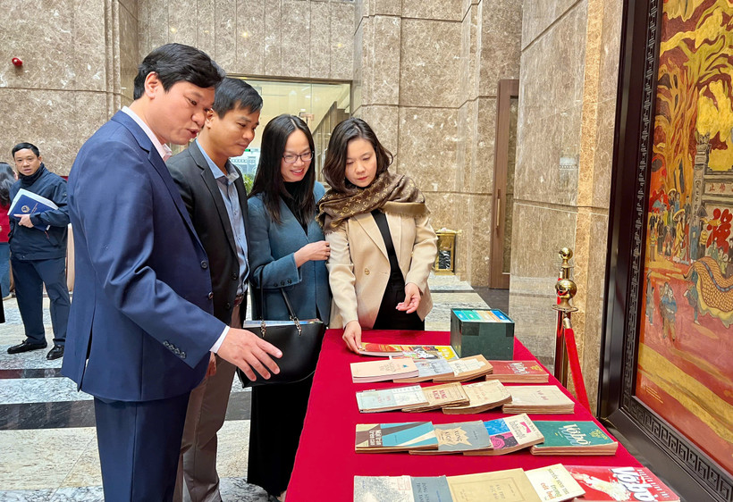 Công chúng Thủ đô tìm hiểu về một phần sự nghiệp sáng tác đồ sộ của Nguyễn Đình Thi qua các tác phẩm trưng bày tại sự kiện chiều ngày 12/12. (Ảnh: Mai Mai/Vietnam+)