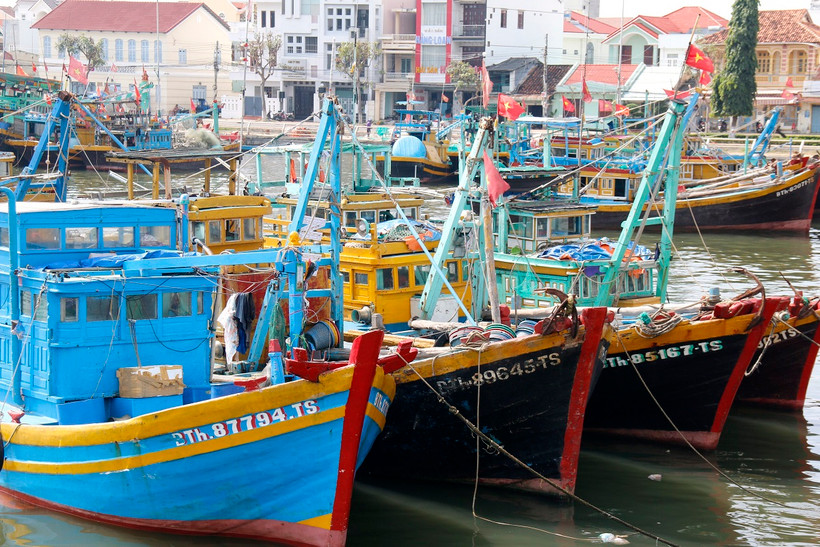 Tại kỳ họp, đại biểu thảo luận, biểu quyết thông qua Nghị quyết của Hội đồng Nhân dân tỉnh về chính sách hỗ trợ phí thuê bao dịch vụ vệ tinh giám sát hành trình tàu cá trên địa bàn tỉnh. Trong ảnh: Tàu cá đánh bắt xa bờ thuộc diện phải lắp đặt thiết bị giám sát hành trình đang neo đậu tại sông Cà Ty, thành phố Phan Thiết (Bình Thuận). (Ảnh: Nguyễn Thanh/TTXVN)