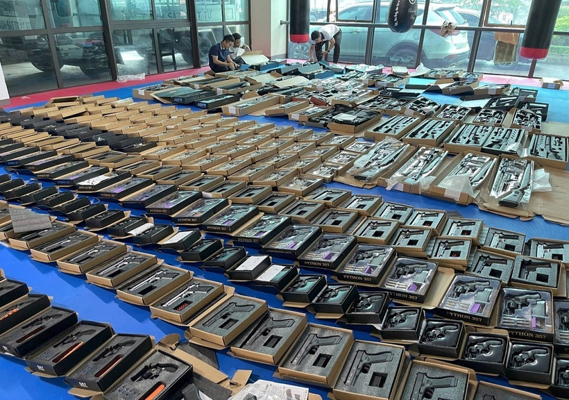 Hàng trăm vũ khí quân dụng bị thu giữ. (Ảnh: TTXVN)