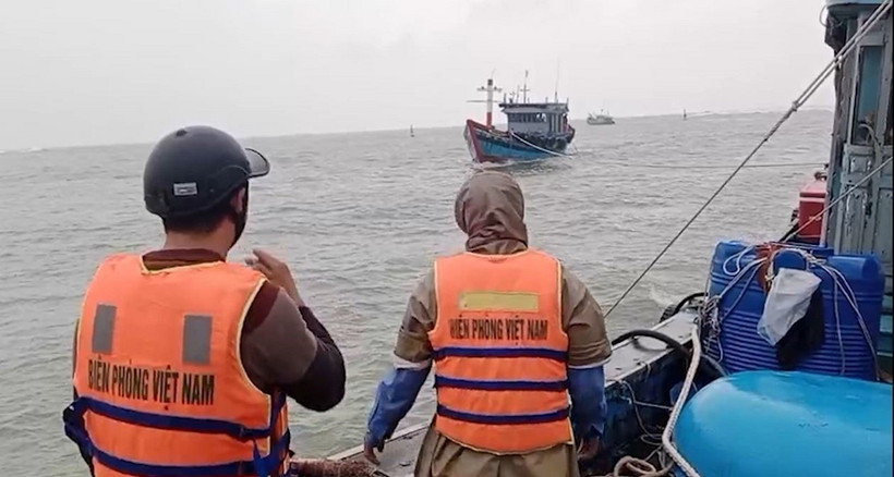 Lực lượng Bộ đội Biên phòng Quảng Bình và ngư dân địa phương cứu hộ thành công tàu cá QB 98179TS của ông Hoàng Chí Cương (trú xã Quảng Minh, thị xã Ba Đồn) gặp sự cố trên biển. (Ảnh: TTXVN)