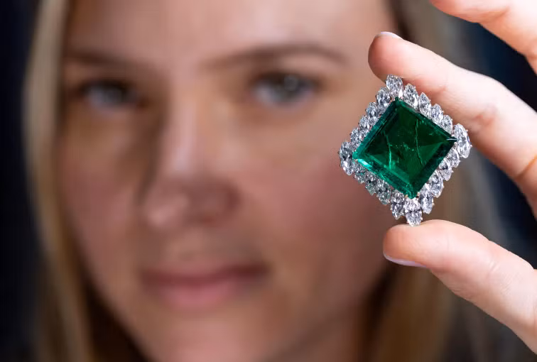 Viên ngọc lục bảo hình vuông quý hiếm nặng 37 carat thuộc sở hữu của Hoàng tử Sadruddin Aga Khan đã đạt mức giá gần 9 triệu USD. (Nguồn: Reuters)
